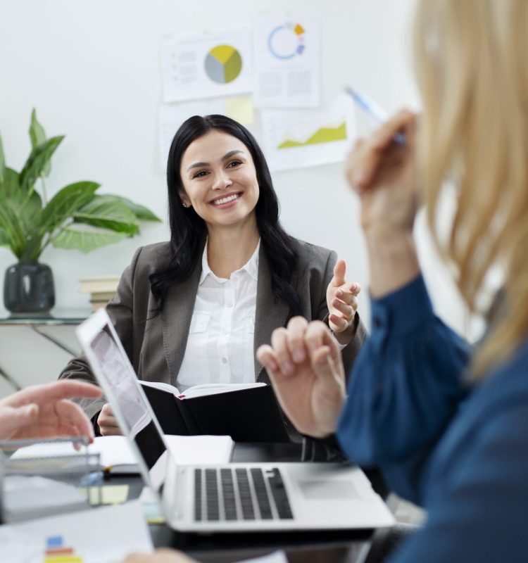 cerrar-colegas-trabajando-juntos